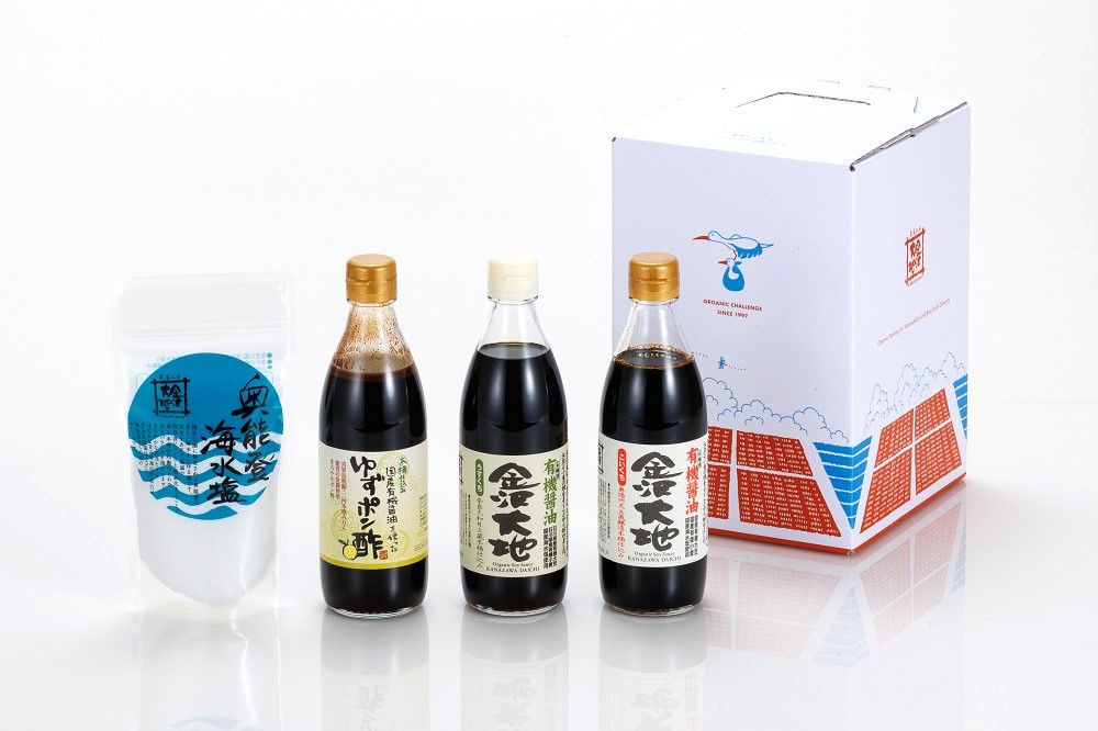 お料理がぐんと楽しくなる、金沢大地の人気調味料を詰め合わせました。化学調味料や保存料などの食品添加物を使わずに丁寧につくられた自然な味わい。素材の味を引き立て、少量でも味の違いを感じていただけます。毎日の食卓で使いやすく、大切な方の暮らしにそっと寄り添う贈りものとしておすすめです。<br><br>★<a href="/i/organic-soy-sauce-dark-360ml-2" style="color:#068acc" target="new">《国産有機醤油こいくち》</a>について<br>金沢大地の人気No.1しょうゆ。木桶で二夏じっくり熟成し、深く濃厚な味わい。煮物、照焼、刺身、漬物、かけ醤油など、料理全般に万能です！<br><br>★<a href="/i/organic-soy-sauce-light-360ml" style="color:#068acc" target="new">《国産有機醤油うすくち》</a>について<br>野菜や白身魚など素材の繊細な旨みや色あいを大切にした料理におすすめです。出汁との相性が抜群。おすすめ料理は、椎茸の出汁を使った豚バラと白菜の蒸し野菜。最後に回しかけるだけで味がまとまります。ドレッシング、和え物、スープの味付けにも◎<br><br>★<a href="/i/yuzu-ponzu-2" style="color:#068acc" target="new">《国産有機醤油使用 ゆずポン酢》</a>について<br>《国産有機醤油》に、厳選した天然だしと、国産の柚子、すだち果汁をブレンド。果汁の酸味でつくる本格派ポン酢です。天然果汁の酸味は角がなく優しい味わい。口に入れた瞬間、爽やかな柚子の香りとだしの旨みが広がります。<br><br>★<a href="/i/noto-sea-salt-200g" style="color:#068acc" target="new">《奥能登海水塩》</a>について<br>ほのかな甘みとまろやかさが特徴。能登半島・珠洲の美しい海水を使用し、直火を当てず低温で製塩することで、海水のミネラルバランスを崩すことなく、旨みと甘みのある塩に仕上げた逸品です。つけ塩、かけ塩、おにぎりにもおすすめ。<br><br>