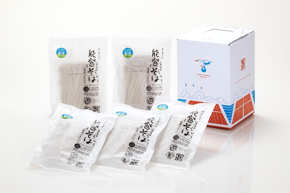 《オーガニック能登そば》と、国産有機醤油こいくちをベースにした《だししょうゆ》をセットにしました。大切な方へのご贈答用にどうぞ。<br><br>★<a href="/i/organic-noto-soba-2" style="color:#068acc" target="new">《オーガニック能登そば》</a>について<br>蕎麦と小麦と海水塩だけでつくるシンプルなオーガニック蕎麦です。<br><br>蕎麦と小麦はすべて、金沢大地の自社農場で有機栽培した石川県産オーガニック。奥能登・輪島市門前町山是清(やまこれきよ)で育てた有機蕎麦と、金沢近郊で育てた転換期間中有機小麦を使用しています。<br><br>塩は奥能登・珠洲(すず)の海水塩を使用しています。<br><br>地域の名を冠した蕎麦の中でもつなぎの小麦粉は輸入ものを使用している蕎麦が多い中、石川県産原料100%にこだわって製造しました。<br><br>半生麺タイプで温でも冷でもおいしいお蕎麦です。そば湯もおいしいので、ぜひお楽しみください。<br><br>震災や豪雨にも負けず、奥能登の豊かな自然で育ったオーガニック蕎麦です。その力強さと自然なおいしさをぜひ多くの方に味わっていただきたいと願っております。<br><br>★<a href="/i/dashi-soy-sauce-2" style="color:#068acc" target="new">《だししょうゆ》</a>について<br>木桶仕込みの<a href="/i/organic-soy-sauce-dark-900ml-2" style="color:#068acc" target="new">《国産有機醤油》</a>に、鰹節、さば節、鹿児島県喜界島のコクのある粗糖、風味豊かな三河みりん、深い味わいの能登のいしり(魚醤)など、全国各地の厳選素材を加えた旨みたっぷりのだし醤油です。化学調味料不使用。<br><br>麺つゆはもちろんのこと、和食全般に幅広くご利用いただけます。いつものお料理も、さらにおいしくなること間違いなし。ひとかけで味と香りが決まります。<p class="p-products_box_redline"><span class="desc_title">🔵「がんばろう！能登」シールによる復興支援🟢</span><br>「がんばろう！能登」シールの貼られた商品をご購入いただくと、一般社団法人石川県食品協会を通じて、シール1枚あたり2円が能登の復興支援に充てられます。ご支援よろしくお願いいたします！</p><!-- <p class="p-products_box_redline"><span class="desc_title">大変お待たせしました！(2024.12.16)</span><br><br>おかげさまで、今年もなんとか無事に、金沢大地の奥能登の農場で育てた有機蕎麦を収穫し、《オーガニック能登そば》を製造できました！<br><br>震災や豪雨にも負けず、奥能登・輪島市門前町の豊かな自然で育ったオーガニック蕎麦です。その力強さと自然なおいしさをぜひ多くの方に味わっていただけたらと願っております。<br><br>能登の復興への道のりはまだまだ先が長いのですが、日本各地のみなさんに、能登のおいしい蕎麦を食べて応援していただければ、わたしたちもまた復興に向けてがんばることができます！<br><br>★年越し蕎麦にも、ぜひ、ご検討くださいね★</p>-->