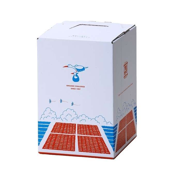 「幸せを運ぶ鳥」ともいわれるコウノトリ。<br><br>金沢大地の有機農場には、2020年頃からコウノトリが訪れ、すくすくと子育てもするようになりました。<br><br>豊かな自然環境の農場から、大切な方の食卓へ。<br><br>ギフトを贈る方も受け取る方も、どちらも、思わずあたたかい気持ちになるようなギフト箱をイメージしてデザインしました。貼箱・包装紙・熨斗を使わない、新しいギフト箱です。<br><br>※熨斗や包装紙や必要な場合は、<a href="/i/gift-box" style="color:#068acc" "target="new">貼箱タイプの「ギフトボックス」</a>をご利用ください。