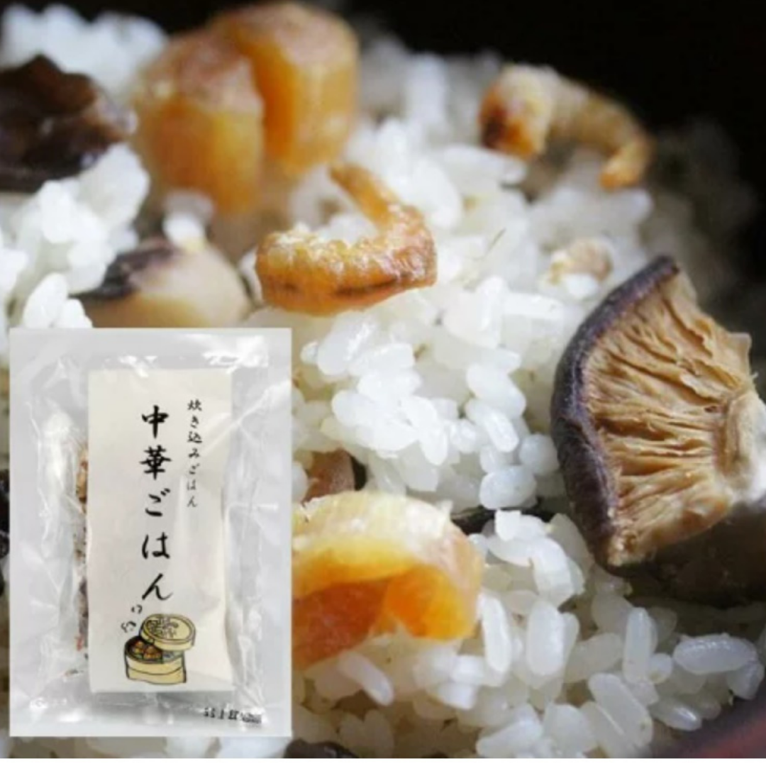 <span class="desc_title">【素材の旨みを味わう贅沢炊き込みごはん】<br>乾物の旨みがお米に染みる。海と山の恵みで炊く、本格中華ごはん</span><br><br>着色料・保存料・化学調味料一切使わず、すべて国産・国内製造のこだわり素材で仕上げた炊き込みごはんの素です。<br><br>瀬戸内産干しエビ、北海道産干し貝柱、国産原木栽培干し椎茸、石川県かほく市特産のキクラゲなど、こだわりの具材がたっぷり。<br>エビ・貝柱・椎茸から出る天然のうま味に、能登の海水から生まれた《<a href="https://www.k-daichi.com/i/noto-sea-salt-200g" style="color:#068acc" target="_blank" rel="noopener noreferrer">奥能登海水塩</a>》と生姜を合わせ、素材本来の奥深い旨みを存分に引き出しました。<br>仕上げにごま油を垂らしたり、もち米で炊く中華おこわとしても格別の美味しさをお楽しみいただけます。<br><br>📍 素材そのものの「うま味相乗効果」<br>化学調味料に頼らない、素材本来の深いコクが味の決め手です。干し椎茸の「グアニル酸」、干しエビ・干し貝柱の「イノシン酸」、きくらげの「グルタミン酸」が重なり合い、噛むほどに広がる奥深い味わいを生み出します。<br><br>📍 海と山の贅沢な素材<br>香ばしい瀬戸内産「干しむきエビ」と、噛むほどに甘み広がる北海道産「干し貝柱」が全体の半分以上を占める贅沢仕立て。<br>さらに肉厚な石川県かほく市特産のきくらげが、心地よいコリコリとした食感を添えます。<br>また、低温製法で仕上げた奥能登海水塩のまろやかな塩気と、ピリッと香る国産生姜が乾物の芳醇な旨みをきりりと引き締め、上品な中華の風味に仕立てています。<br><br><p class="p-products_box_redline"><span class="desc_title">🔵 素材の特徴 🟢</span>・干しむきエビ（瀬戸内産／35.0%）殻むき済みでそのまま食べられる、香ばしい主役素材<br>・干し貝柱（北海道産／17.5%）噛むたびに上品な甘みと旨味が広がるホタテ貝柱<br>・干し椎茸（国産／15.0%）原木栽培ならではの芳醇な香り<br>・乾燥きくらげ（石川県かほく市特産／15.0%）コリコリとした歯ごたえが際立つ食感のアクセント<br>・奥能登の海水塩（石川県珠洲市産／15.0%）非直火式低温製法で仕上げた《<a href="https://www.k-daichi.com/i/noto-sea-salt-200g" style="color:#068acc" target="_blank" rel="noopener noreferrer">奥能登海水塩</a>》<br>・乾燥生姜（国内製造／2.5%）中華風の爽やかな香りを立たせ、後味を引き締める隠し味</p>